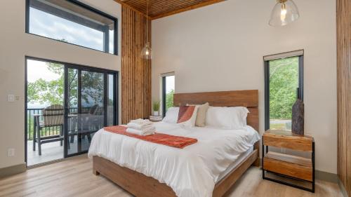 Voodi või voodid majutusasutuse Grand Vista Retreat Luxury Group Retreat w Indoor Pool Arcade 56-Mile Views toas