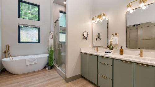 Vannituba majutusasutuses Grand Vista Retreat Luxury Group Retreat w Indoor Pool Arcade 56-Mile Views