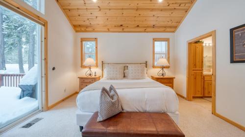 ein Schlafzimmer mit einem Bett und einer Holzdecke in der Unterkunft Pinewood Lodge by AvantStay Cozy Cabin Near Ski Resorts Hiking in Truckee