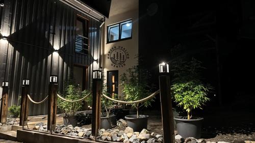 a building with lights in front of it at night at HARZER HEALING CENTER 2025 Himmlische Landhauswohnung mit Fussbodenheizung,XXL Kochinsel,XXL Regendusche,Modern,Hochwertig,Persönlich,Vollausgestattet in Elbingerode