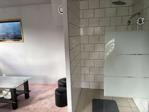ein Esszimmer mit einem Tisch und einer Glastür in der Unterkunft Iris in Erny-Saint-Julien
