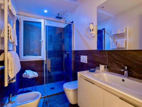 a bathroom with a tub and a toilet and a sink at Bella Vista Hostel in Frasso Sabino