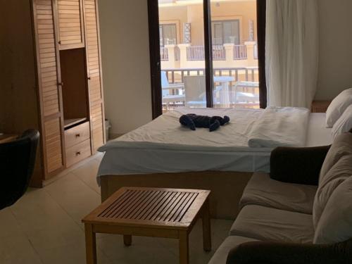 Ένα ή περισσότερα κρεβάτια σε δωμάτιο στο One-Bedroom Chalet at Turtles Beach Resort , Pool & Side Sea View C22