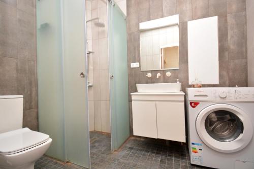 Ένα μπάνιο στο Cozy Modern Apartment with Balcony