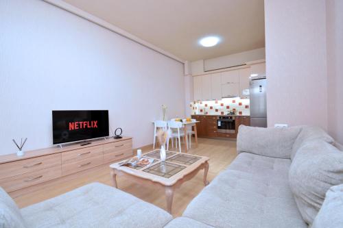 Cozy Modern Apartment with Balcony