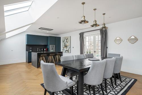 a kitchen and dining room with a table and chairs at Trafalgar Square Residences in London
