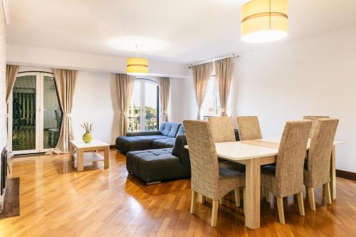 a living room with a table and a couch at Britania Luxury in Parede