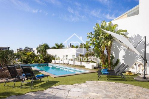 eine Villa mit Swimmingpool und ein Haus in der Unterkunft Private Pool Villa, Bellavista by Nivariahost in Costa Del Silencio