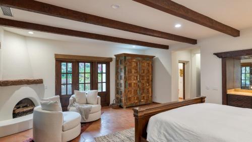 Ένα ή περισσότερα κρεβάτια σε δωμάτιο στο Spanish Hacienda w Pool Spas Office Game Room Golf Mtn Views Casa de la Roca by AvantStay