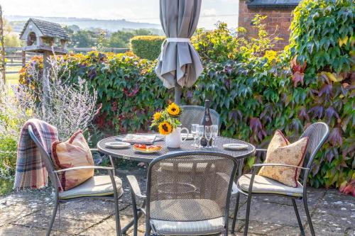 Zahrada ubytování Elm End Cottage - Single-Storey Farm Retreat