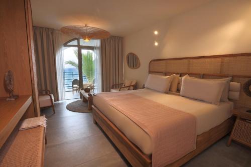 ein Hotelzimmer mit großem Bett und Balkon in der Unterkunft OCEAN BLUE HOTEL & RESORT -Jbeil in Byblos