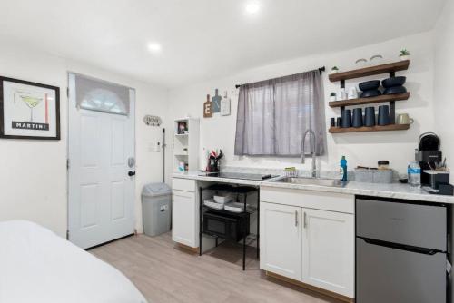 Η κουζίνα ή μικρή κουζίνα στο Adorable Guesthouse