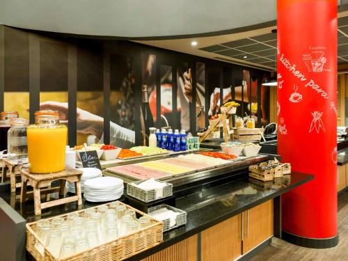 a buffet line with food and drinks in a restaurant at ibis Campinas in Campinas