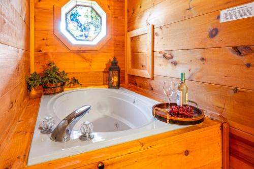 Un baño de Stunning Views!Centrally-located bwGB&PF, PetFriendly with Freetickts2Dollywood,Anakeesta,Aquarium!