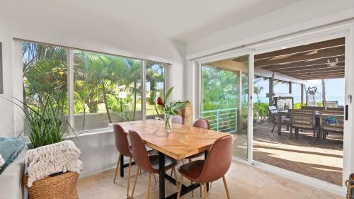 Balkoni atau teres di Turtle House by AvantStay Oceanfront Group Retreat w Patio Views