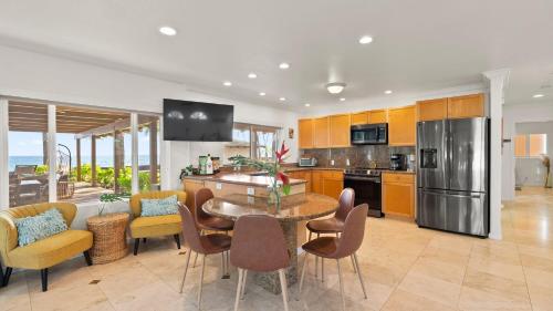 Dapur atau dapur kecil di Turtle House by AvantStay Oceanfront Group Retreat w Patio Views