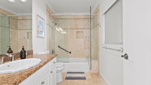 Bilik mandi di Turtle House by AvantStay Oceanfront Group Retreat w Patio Views