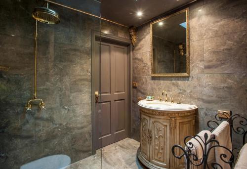 y baño con lavabo y espejo. en Villa d'Amour, en Mount Dandenong
