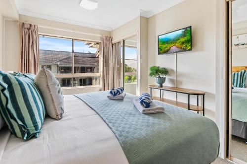 Ένα ή περισσότερα κρεβάτια σε δωμάτιο στο Cairns 2BR Palms Stay Top Floor & Pool View