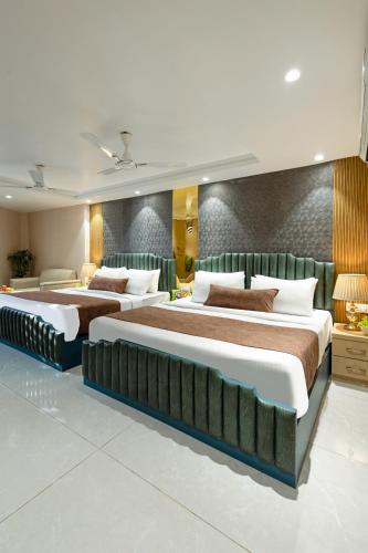 Postel nebo postele na pokoji v ubytování Hotel Luxury Plaza Delhi Airport