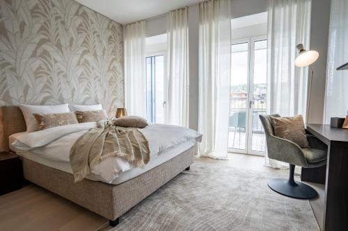 une chambre avec un lit, une chaise et une fenêtre dans l'établissement COSMOPOLITAN APARTMENTS Zürich Seefeld, à Zurich