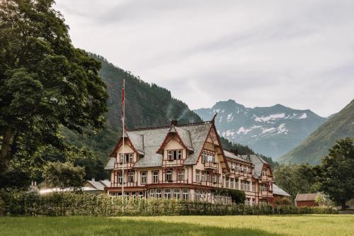 ØyeにあるHotel Union Øyeの山を背景にした畑の大家