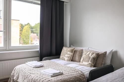 Postel nebo postele na pokoji v ubytování Cozy Studio Apartment at Prime Central Location by BookLapland