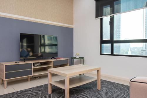TV a/nebo společenská místnost v ubytování Spacious 2BR Suasana near CIQ JB Sentral