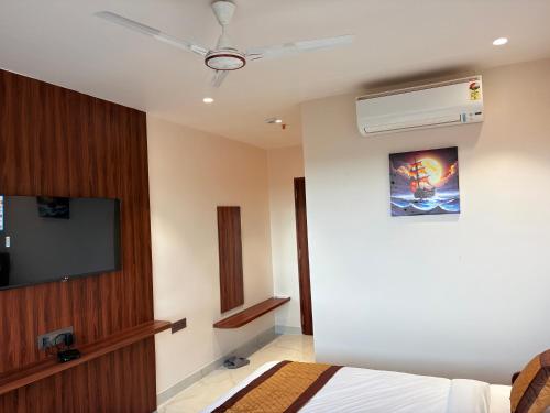 TV a/nebo společenská místnost v ubytování Basera Hotel Samastipur