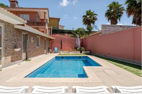 a swimming pool in the backyard of a house at Casa da Carriça in Airães