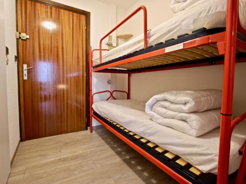 Camera con 2 letti a castello e una porta. di Studio avec parking couvert à Chamrousse - FR-1-340-61 a Chamrousse