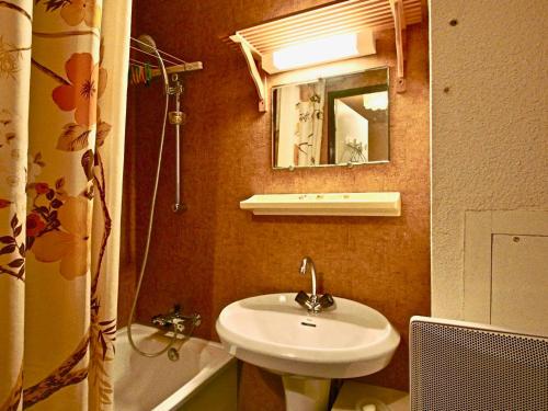 シャンルッスにあるStudio 3 places au pied des pistes avec balcon et animaux acceptés - Chamrousse 1750 - FR-1-340-175の洗面台と鏡のあるバスルーム
