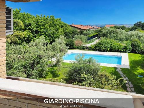 Pozzo AltoVilla Gelsi a Pesaro的花园中游泳池的空中景致