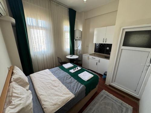 Ένα ή περισσότερα κρεβάτια σε δωμάτιο στο Taksim Plaza Suite