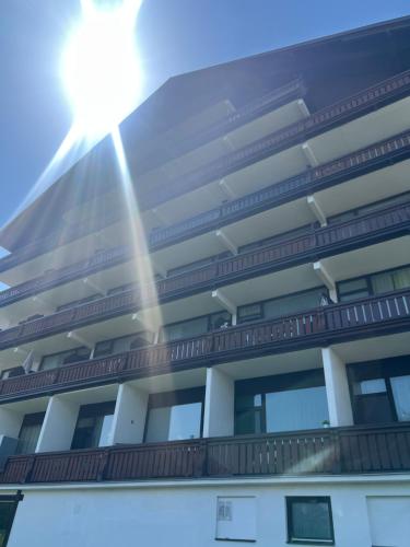 a building with the sun shining on it at Bergzauber in Bad Goisern
