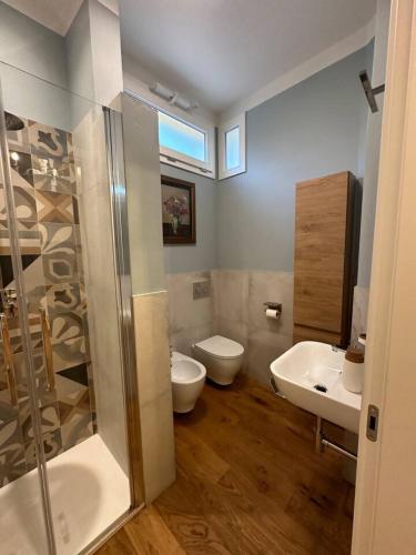 サン・カシャーノ・イン・ヴァル・ディ・ペーザにあるGreen House Florence 10 minのトイレと洗面台のあるバスルーム