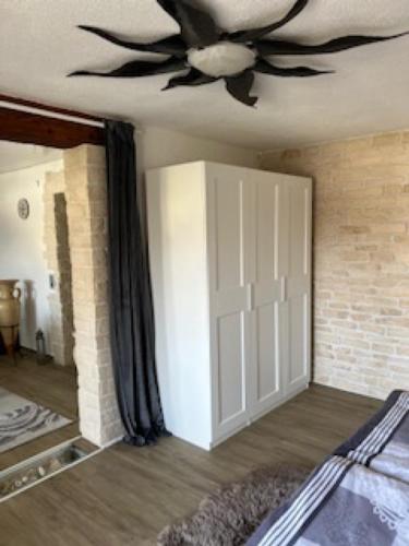 Una cama o camas en una habitación de fewo-wosink