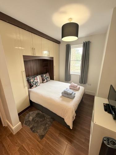 a bedroom with a large bed in a room at London Westfield Bedroom in London