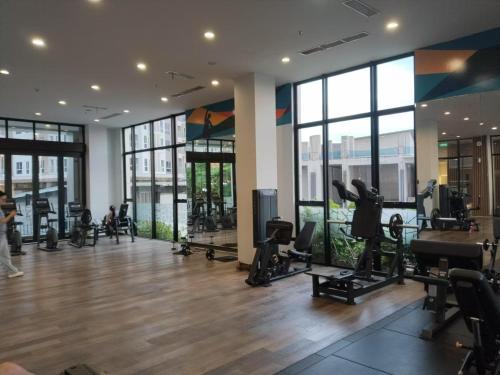 una palestra con tapis roulant e attrezzature per il fitness in un edificio di PIK2 Tokyo Riverside Apartment Studio a Muara