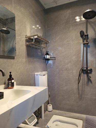 Et badeværelse på DALI FLOWER&CAT VILLa