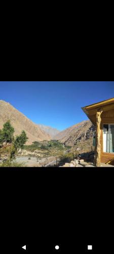 a picture of a house with a mountain in the background at Hermosa cabaña 4 personas - Cochiguaz -Valle de Elqui in Monte Grande