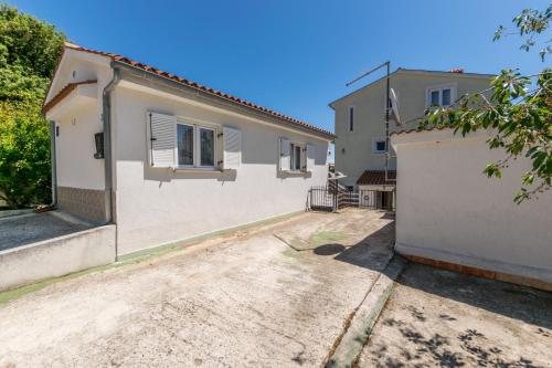 Cozy apartments Emina near the sea