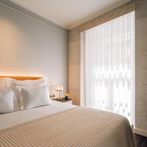 Postel nebo postele na pokoji v ubytování MYTHIC SANA Downtown Suites