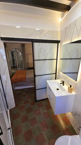 a bathroom with a sink and a toilet and a mirror at Moöm Apartamentos Turísticos in Tíjola