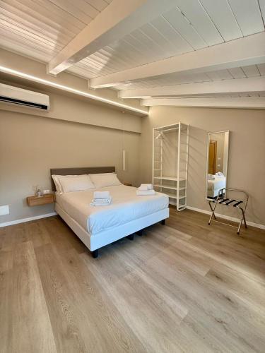 Ένα ή περισσότερα κρεβάτια σε δωμάτιο στο LE Home Soave - Locazione Turistica