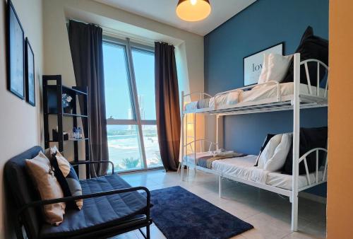 Кровать или кровати в номере Zigzag Tower A- Affordable, 2 Bedroom Apartment, Sea View at Pearl 303A