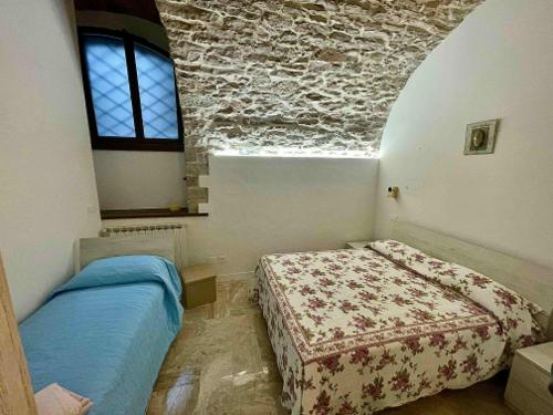 a bedroom with a bed and a window in it at Casa Vacanza DEL PONTE in Gubbio