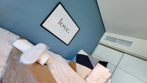 Фотография из галереи Zigzag Tower A- Affordable, 2 Bedroom Apartment, Sea View at Pearl 303A в Дохе