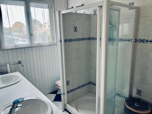 a bathroom with a shower and a sink at Arcachonaise familiale en plein centre in Andernos-les-Bains