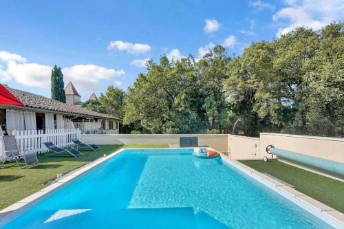 a swimming pool in the yard of a house at Les Chambres du Pays Toulousain in Pechbonnieu